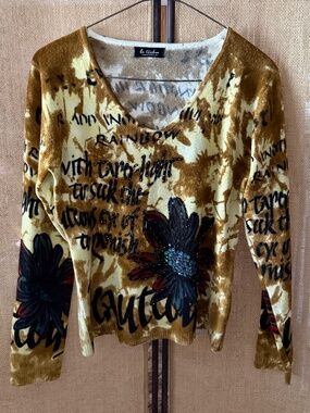 Japan size F v-neck embellished wool acrylic sweater mystery print and text